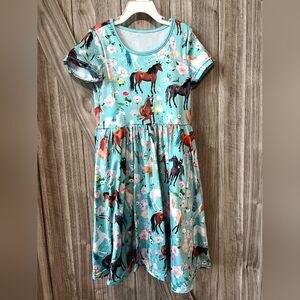 Horse print girls dress in excellent condition. girls soze 8Y. excellent conditi